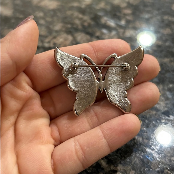Avon 1991 Whispering Wings butterfly pin brooch with a silver-tone metal finish - Picture 3 of 3